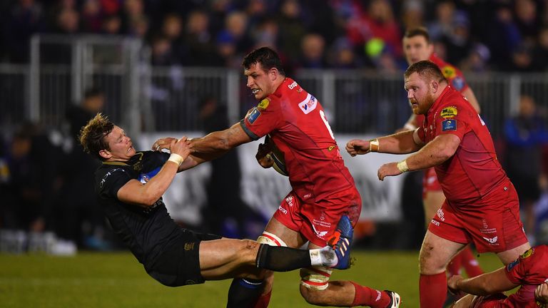 Aaron Shingler bumps off Chris Cook