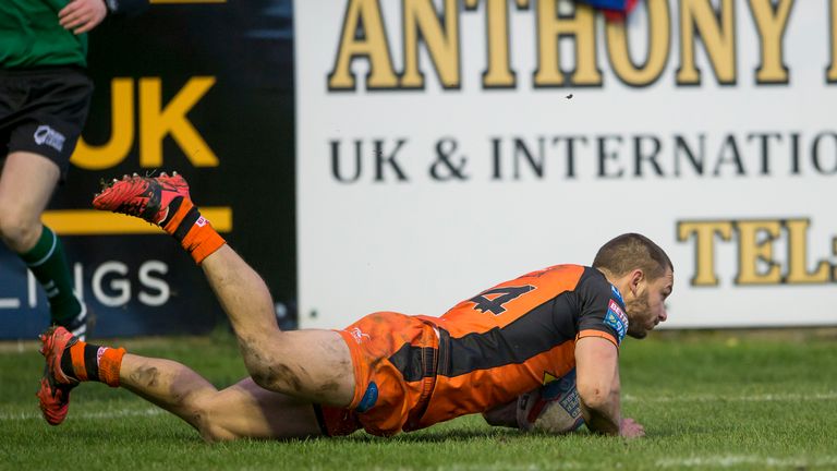 Castleford's Jy Hitchcox's scores a try against Widnes