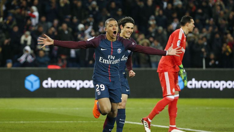 Kylian Mbappe (C) celebrates with his team-mate Edinson Cavani