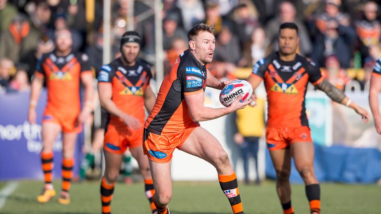 Michael Shenton sent James Clare over for Castleford