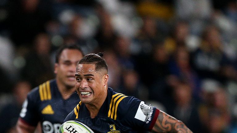 Aaron Smith notched a brace of tries in the Highlanders' comprehensive victory 