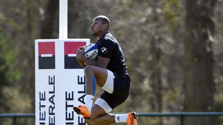 Gael Fickou in training for France