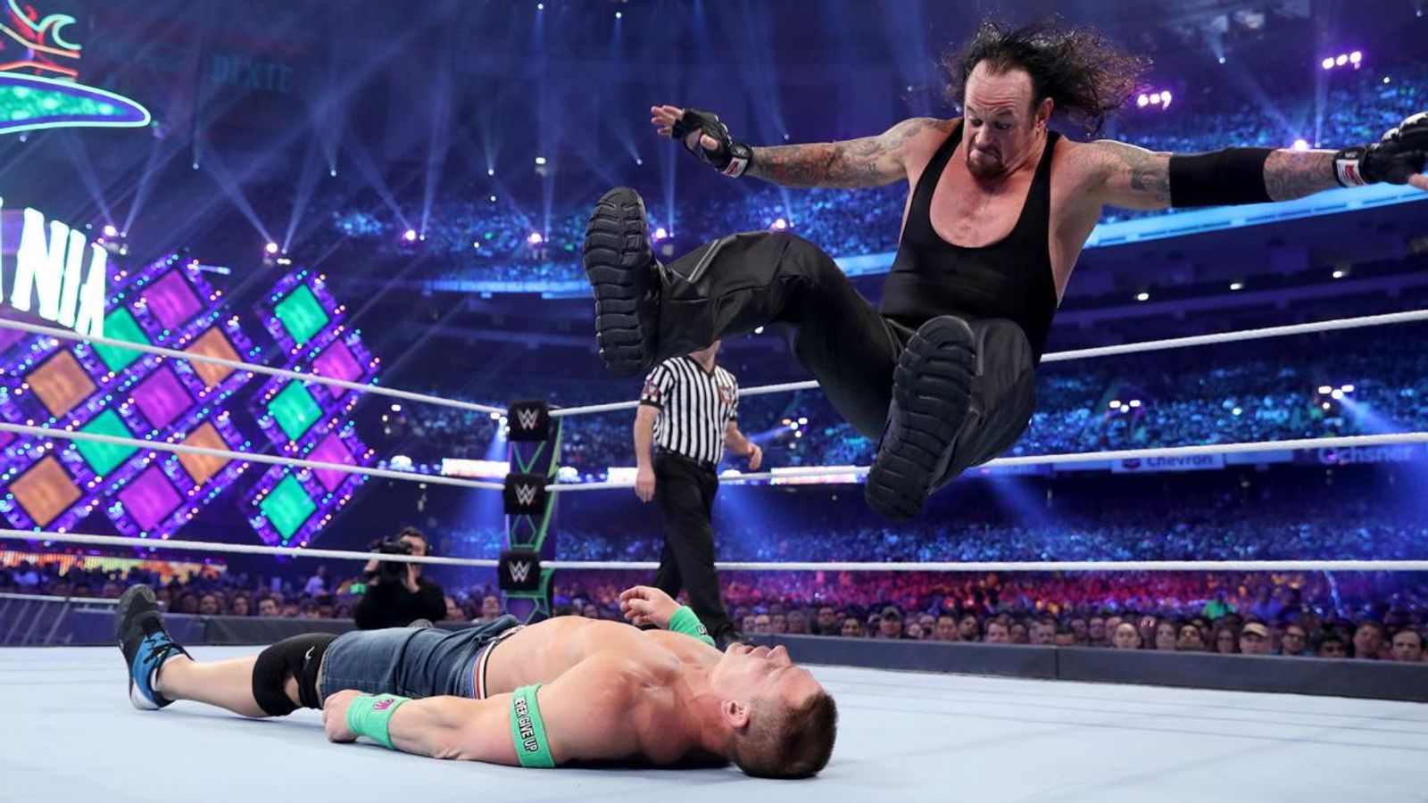 Wwe wrestling. Undertaker Рестлер. Гробовщик Рестлер WWE. Гробовщик Рестлер против Джона сины. Undertaker 2021.