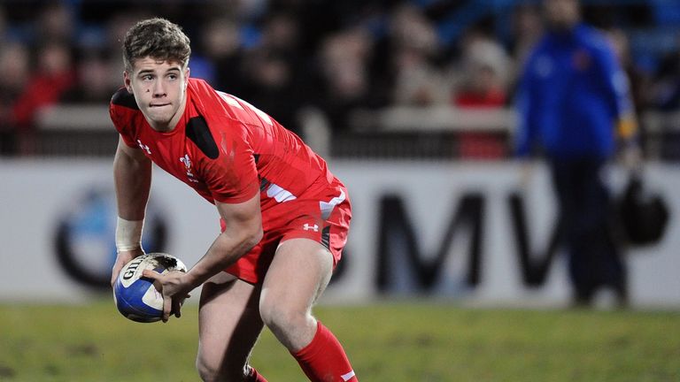 Kieran Hardy re-joins Scarlets