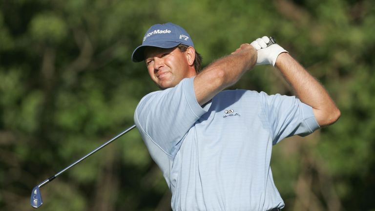 Goosen held off Phil Mickelson to win by two shots