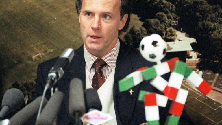 Wir präsentieren: Das Maskottchen der WM 1990 in Italien - der Name: Ciao (im Bild mit Deutschlandes Weltmeister-Trainer Franz Beckenbauer). Eine Figur in Gestalt eines Fussballers in den Landesfarben Italien.