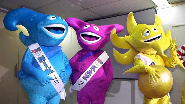 Gleich drei Maskottchen gab’s bei der WM 2002 in Südkorea und Japan. Und nein, es waren nicht die Teletubbies. Sie hörten auf die Namen Nik (blau), Kaz (lila) und Ato (gelb).