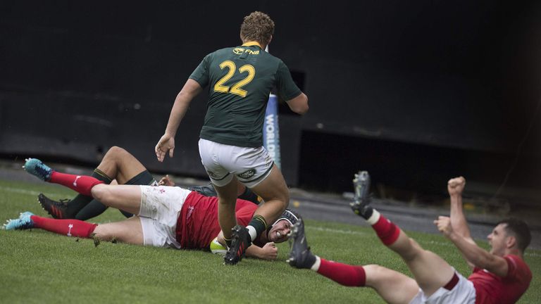 Ryan Elias scores the winning try for Wales