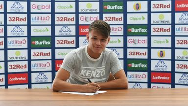 Image of Jamie Shackleton signs his new Leeds contract (pic courtesy LUFC)