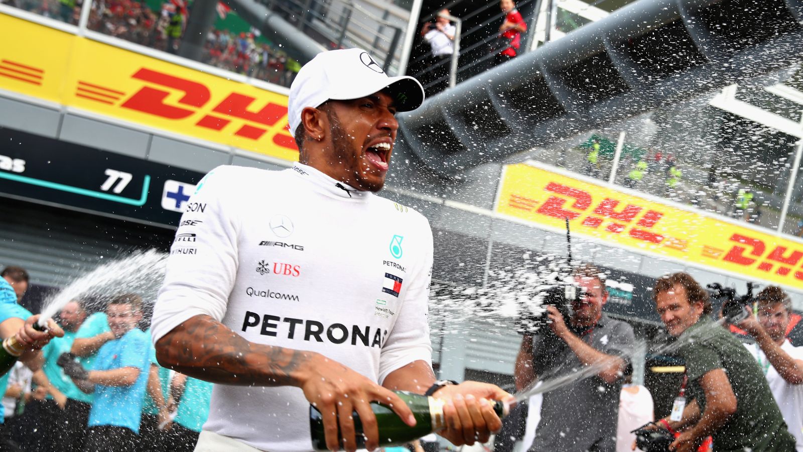 Hamilton victorious in Monza ahead of Rosberg