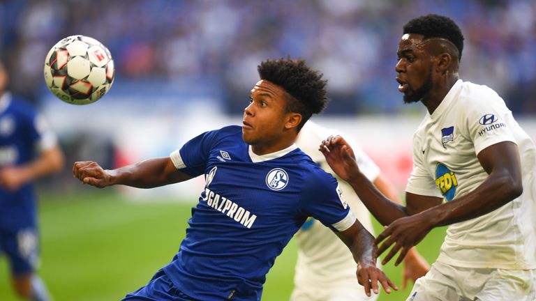 Hertha Berlin's Jordan Torunarigha (R) and Schalke's Weston McKennie vie for the ball
