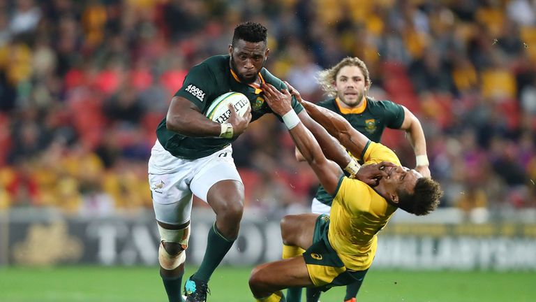 Siya Kolisi of the Springboks breaks through a tackle by Will Genia