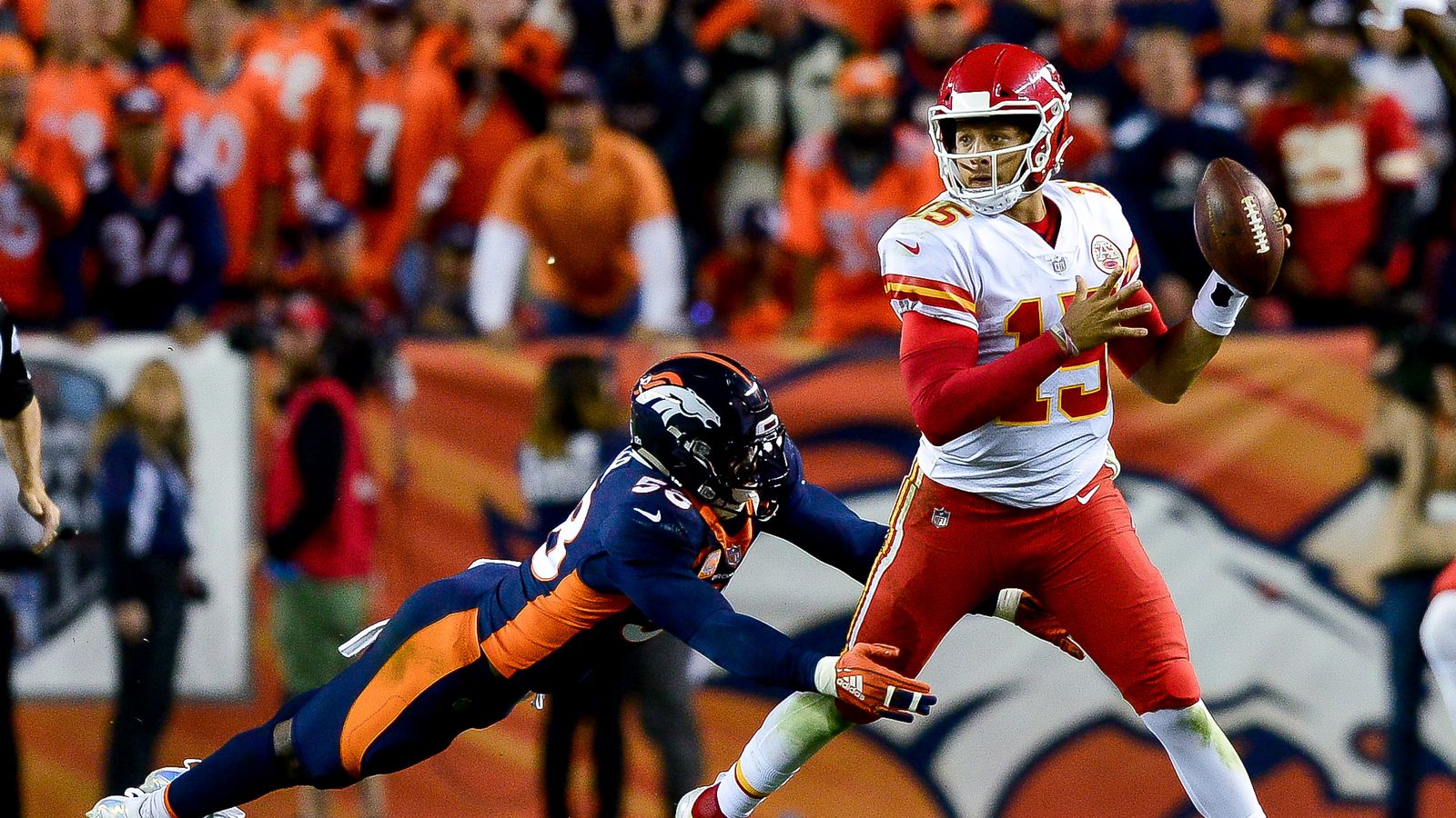 WATCH: Patrick Mahomes throws left-handed in Chiefs win over Broncos ...