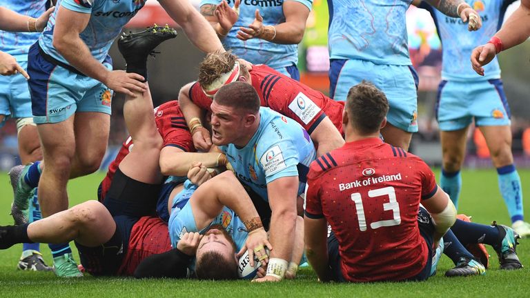 Luke Cowan-Dickie contorted himself over the try-line for the only first half try