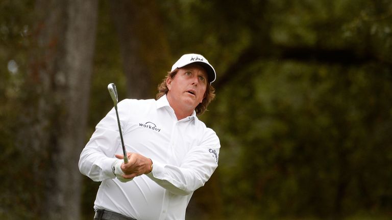 Brandt Snedeker leads at Silverado; Phil Mickelson 3 strokes back Brandt Snedeker leads at Silverado; Phil Mickelson 3 strokes back