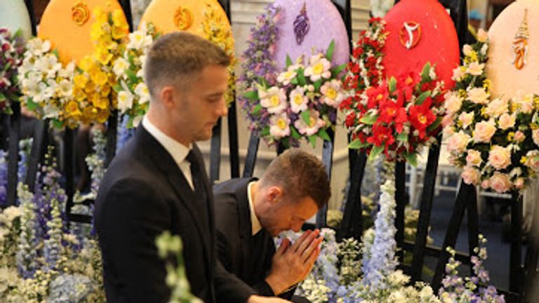 Jamie Vardy and Andy King of Leicester pay tribute at Wat Thepsirin temple in Bangkok