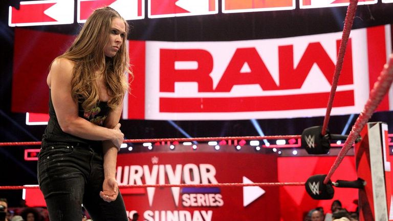 Ronda Rousey a été brutalisée par Becky Lynch quand SmackDown a envahi Raw cette semaine