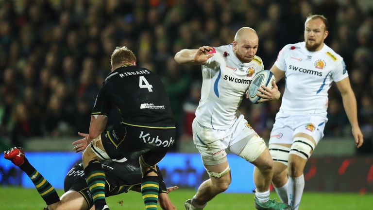 Matt Kvesic carries for the  Exeter Chiefs 