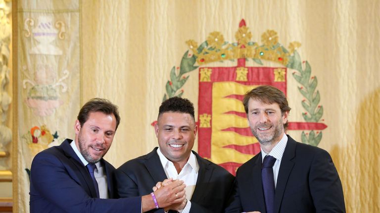 Ronaldo (C) holds a Real Valladolid jersey as he poses with Valladolid mayor Oscar Puente (L) and club president Carlos Suarez 