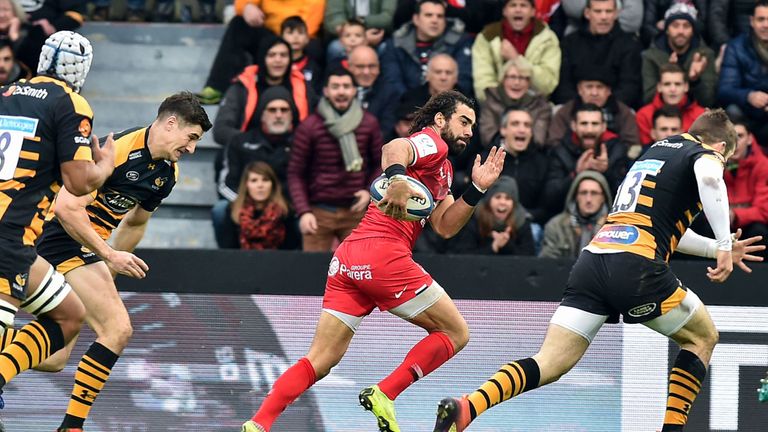 Yohan Huget breaks away to score Toulouse's first try