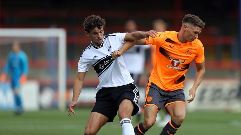 Matt O'Riley of Fulham battles with George Evans of Reading