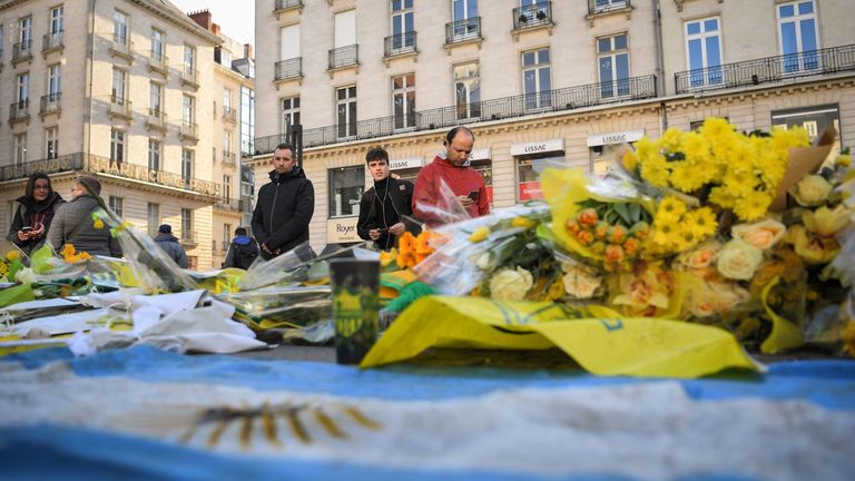 The public pays homage to Sala in Nantes