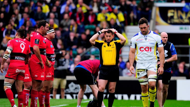 Nigel Owens sends Jamie Cudmore off the field for a head injury assessment
