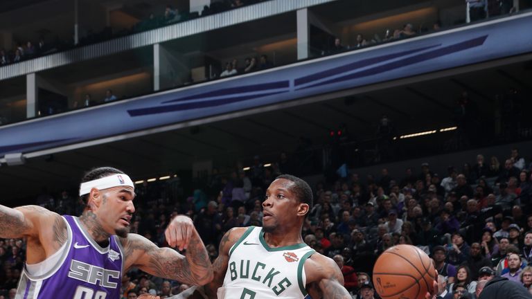 Eric Bledsoe whips a pass past Willie Cauley-Stein