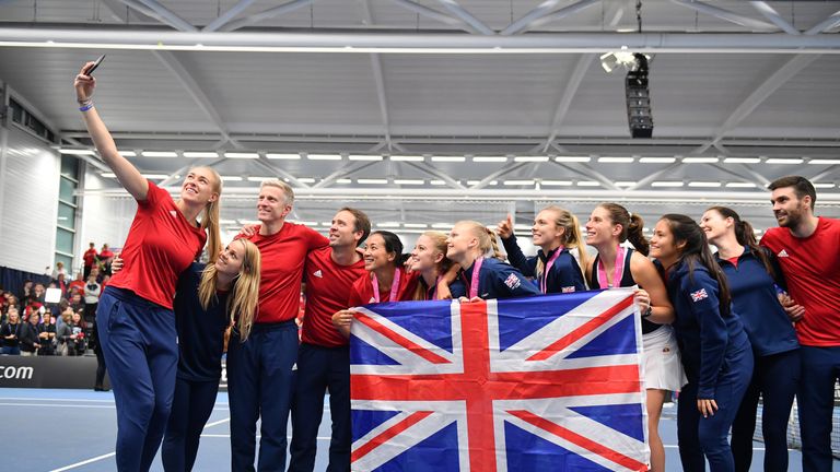Rae (L) takes a selfie of the members of the Great Britain Fed Cup squad
