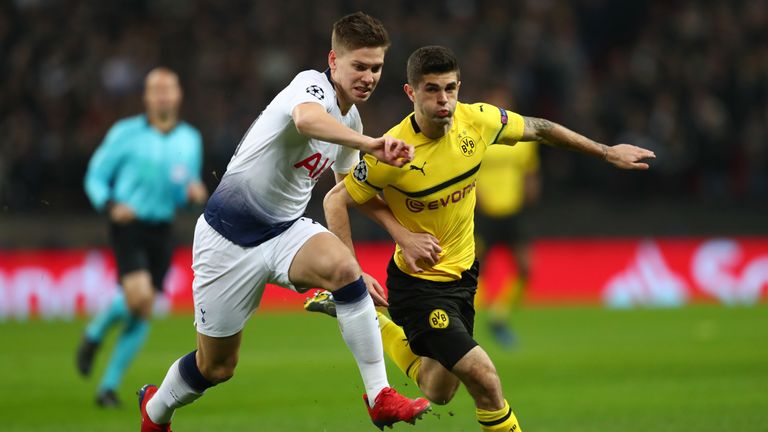 Juan Foyth vies with Dortmund's Christian Pulisic
