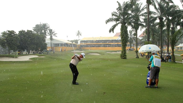 Hend led by one shot when play was halted
