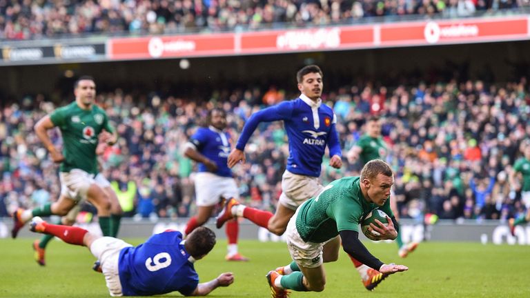 Keith Earls scoring for Ireland during their fine victory over France
