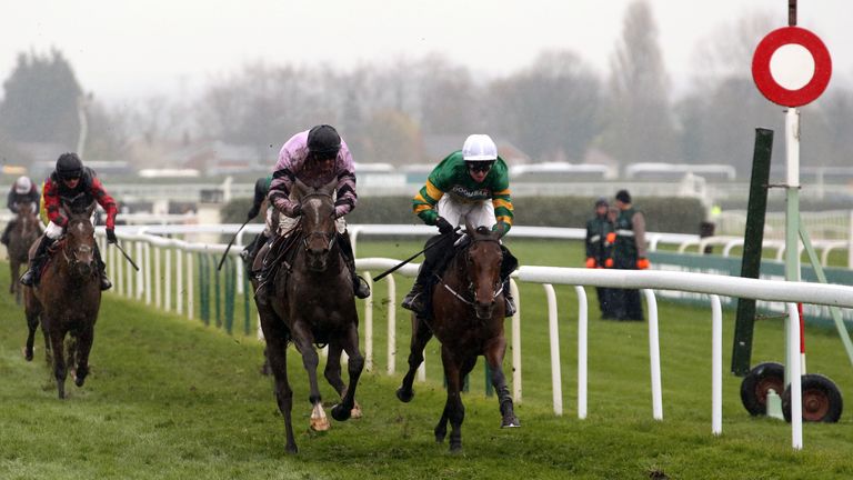 Pentland Hills (gorra negra) sigue su victoria de Cheltenham en Aintree