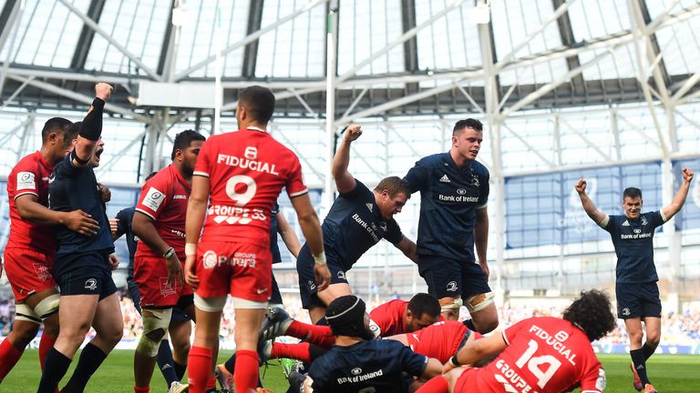 Leinster players celebrate after Scott Fardy scores his side's second try. Photo by David Fitzgerald/Sportsfile