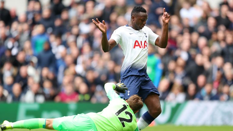 Victor Wanyama takes the ball around Ben Hamer to make it 1-0