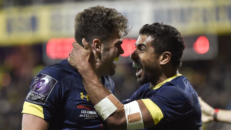 Damian Penaud (L) and Wesley Fofana  celebrate