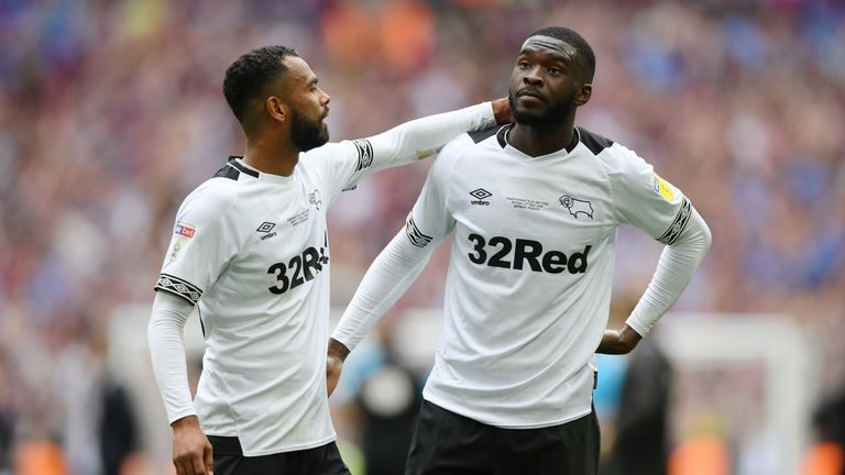 Cole junto a Fikayo Tomori de Chelsea durante su último juego profesional: la derrota final de los play-offs de Derby