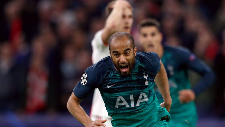 Lucas Moura celebra tras anotar en la semifinal de la Liga de Campeones del Tottenham sobre el Ajax la temporada pasada