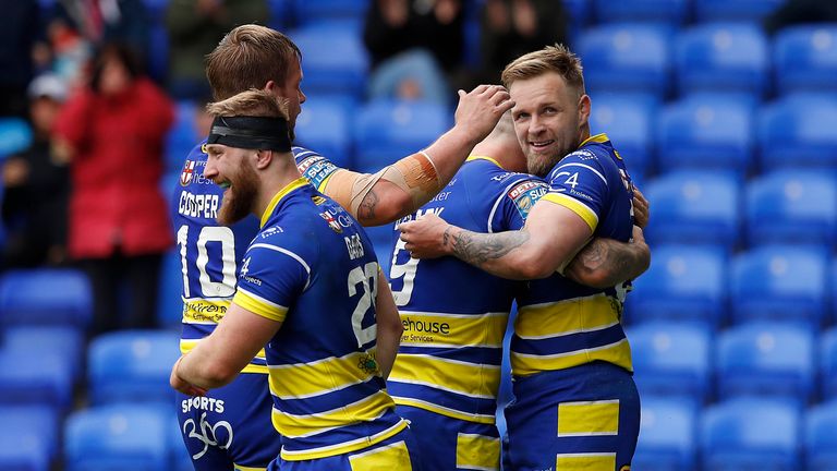 Blake Austin went over as Warrington kept the pressure on leaders St Helens