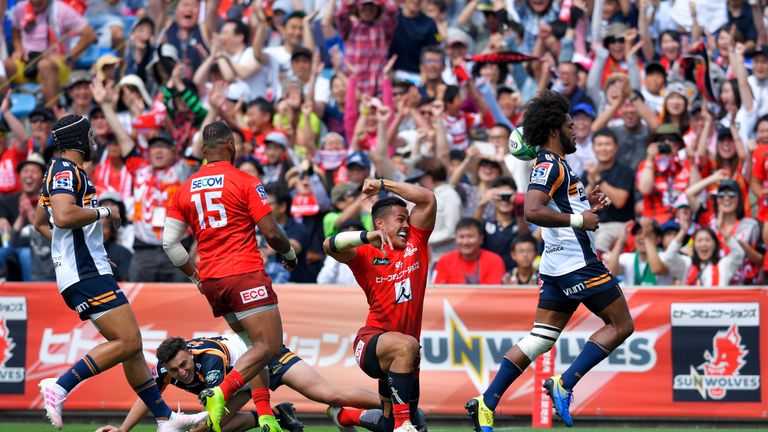 Hosea Saumaki celebrates an early try for the Sunwolves