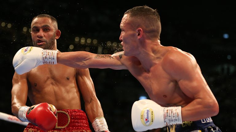 Warrington catches Kid Galahad with a right hand