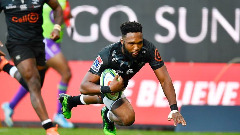 Lukhanyo Am scores a try during the Super Rugby match against the Stormers