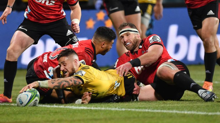 TJ Perenara scored a late try to keep the Hurricanes' hopes alive