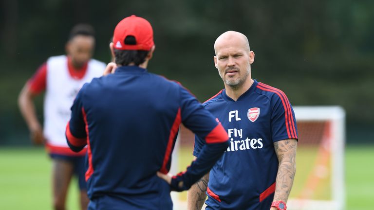 Freddie Ljungberg habla con Unai Emery en el campo de entrenamiento