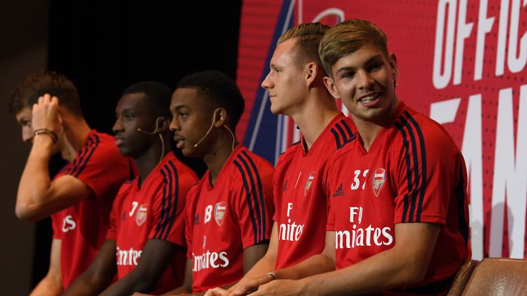 Emile Smith Rowe (derecha) en un evento de pretemporada con compañeros de equipo