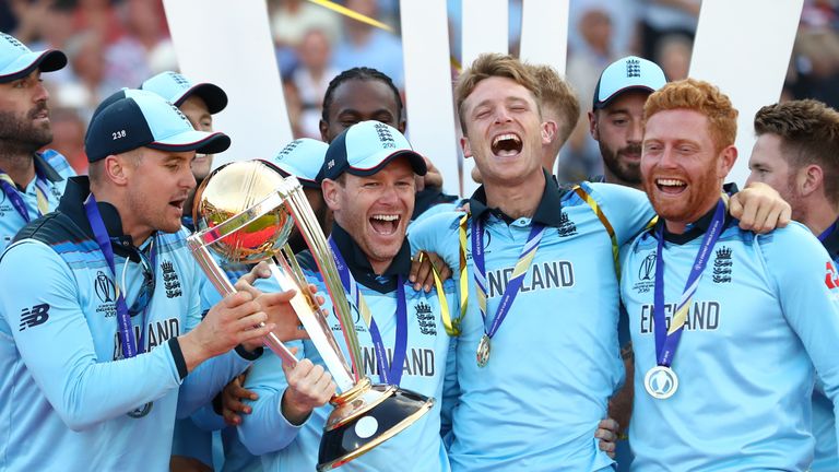 El capitán Eoin Morgan levanta la Copa del Mundo con su equipo de Inglaterra después de la victoria sobre Nueva Zelanda