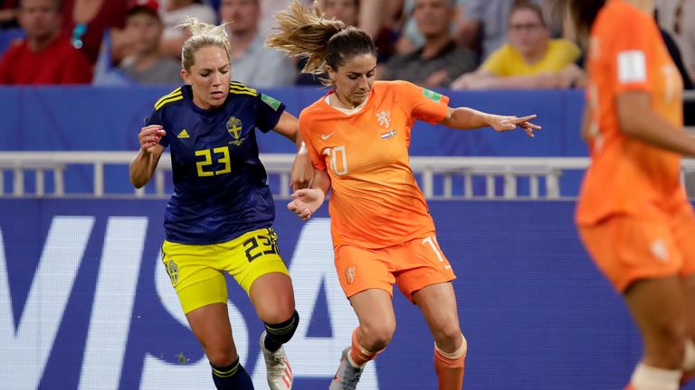 Elin Rubensson competes with Danielle van de Donk at the Stade de Lyon
