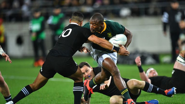 Makazole Mapimpi attacks for the Boks