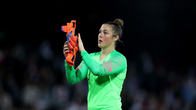 England goalkeeper Mary Earps joins United from Wolfsburg