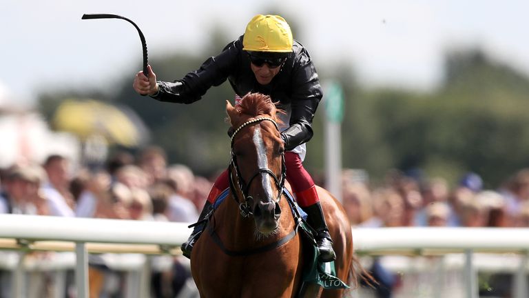 Stradivarius, montado por Frankie Dettori, gana la Copa Weatherbys Hamnilton Lonsdale 